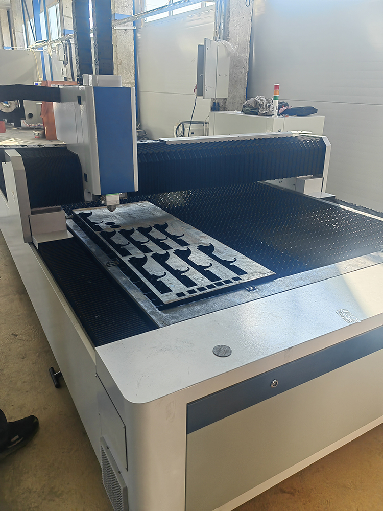 Аппарат лазерной резки листового металла  1500 W