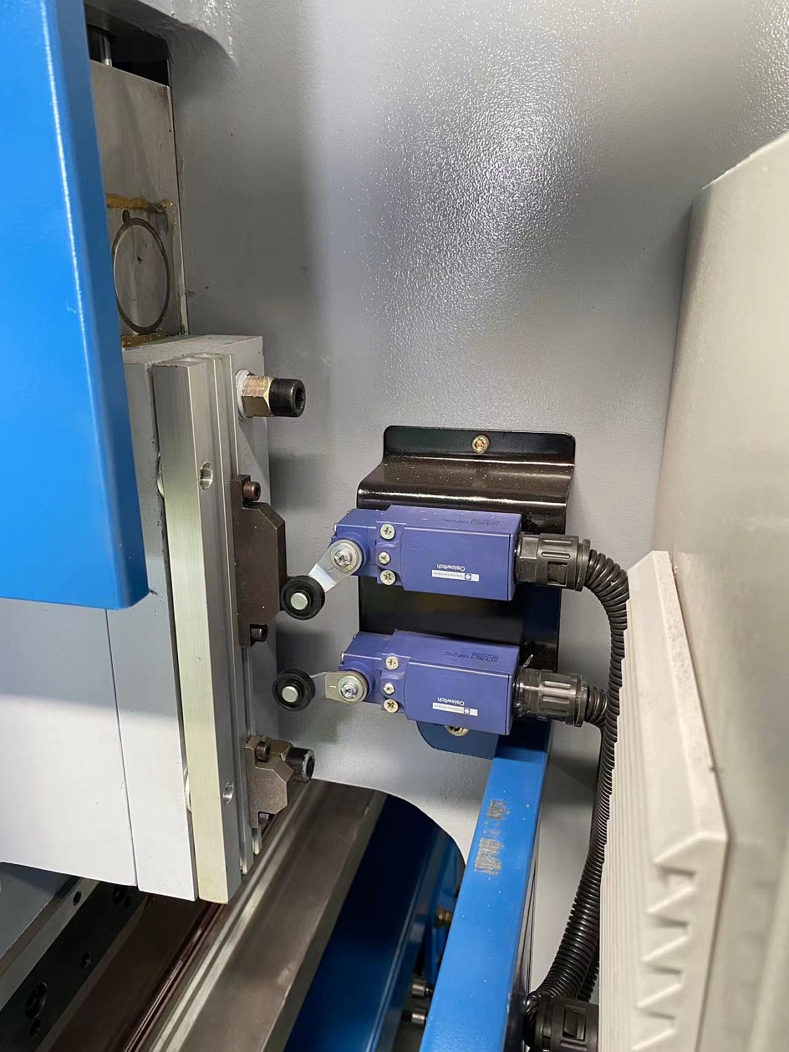 Гидравлический листогибочный пресс 63/2000