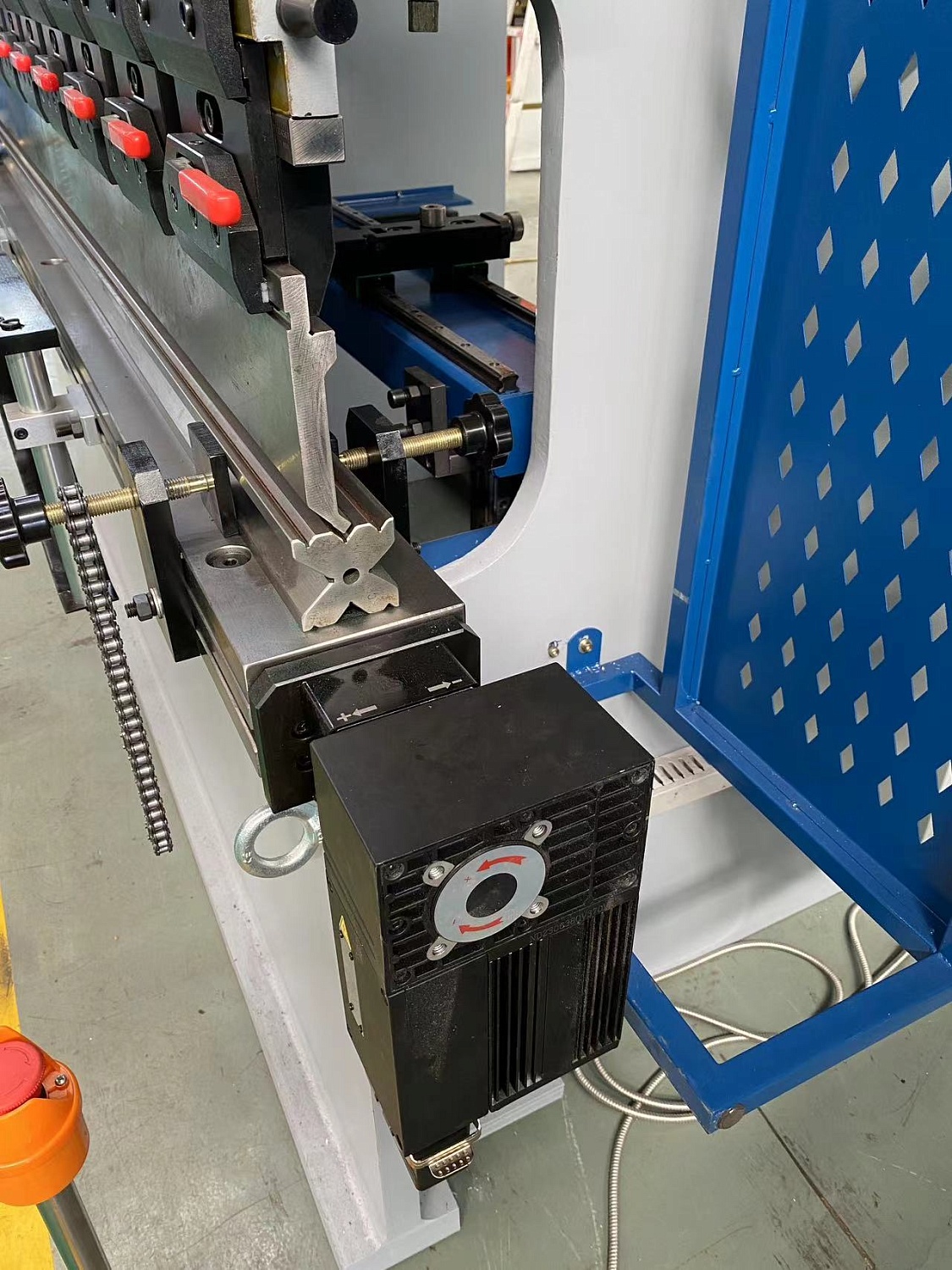 Гидравлический листогибочный пресс 63/2000